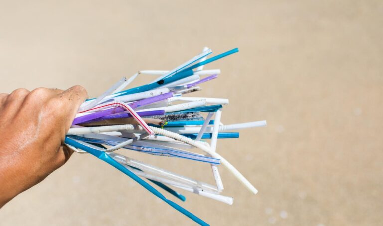 Plastová brčka jako chrániče drátů v zásuvce: jednoduchý trik na bezpečnost