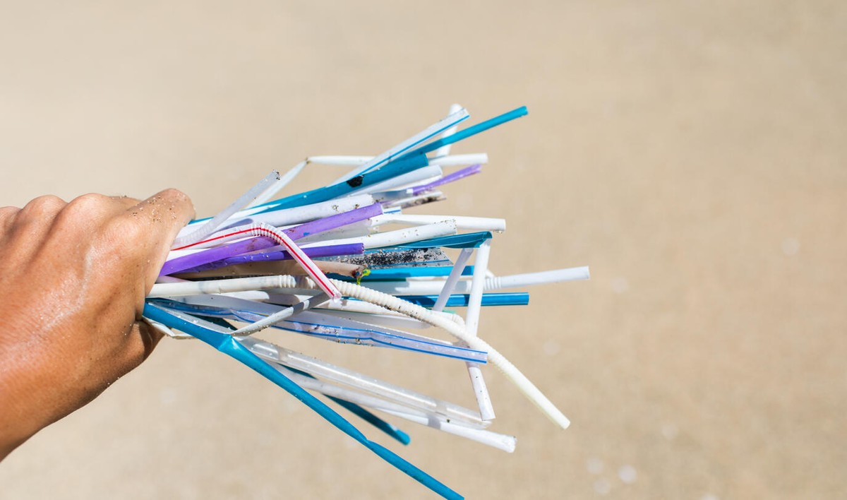 Plastová brčka jako chrániče drátů v zásuvce: jednoduchý trik na bezpečnost