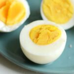 Proč kuchaři přidávají ocet do vody při vaření vajec