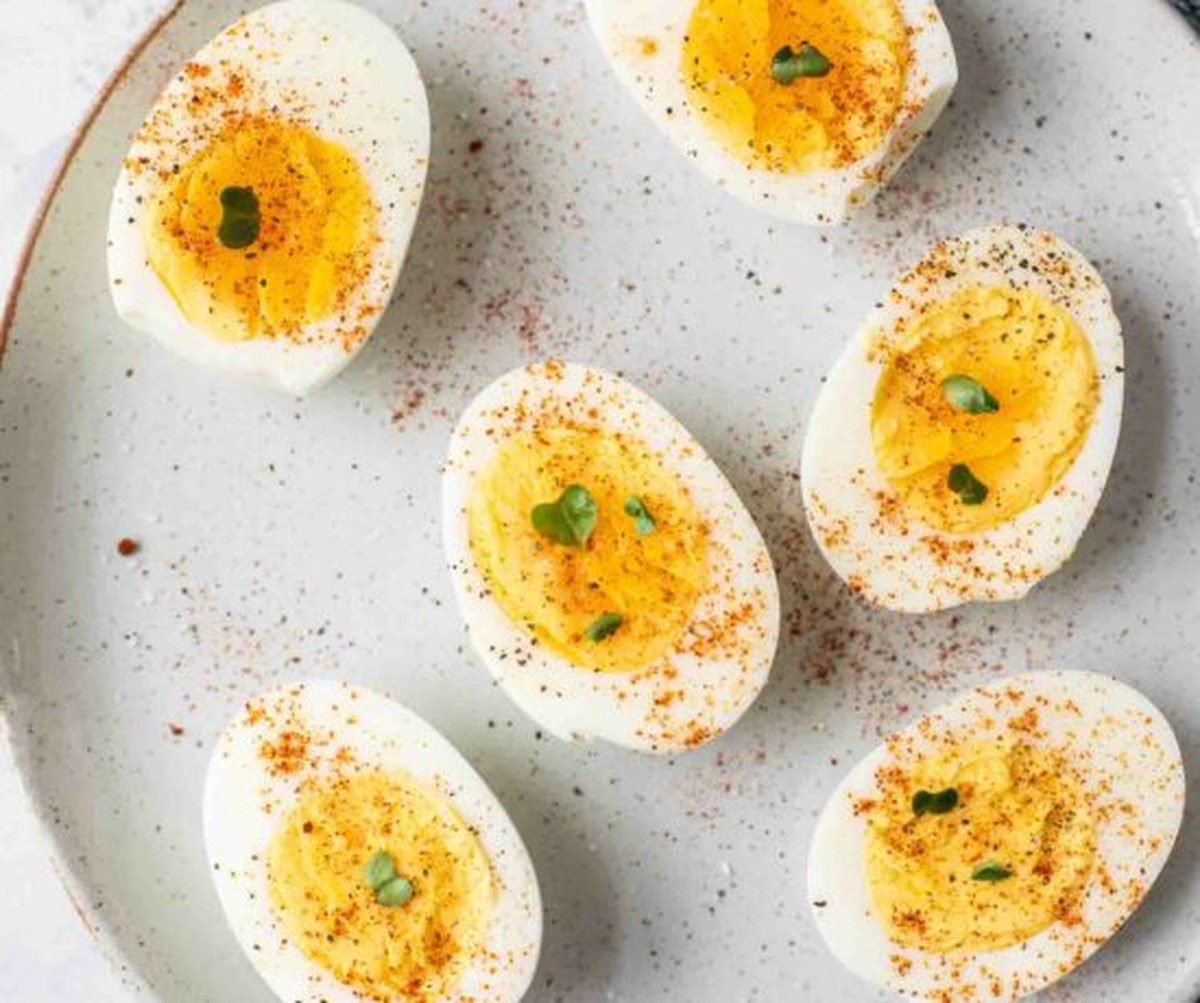 Proč kuchaři přidávají do vody na vejce sůl – vědci mají odpověď