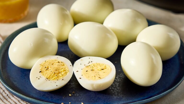 Proč kuchaři vždy přidávají ocet při vaření vajec