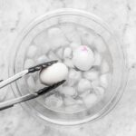 Proč kuchaři vždycky přidávají led do vařící vody s vejci