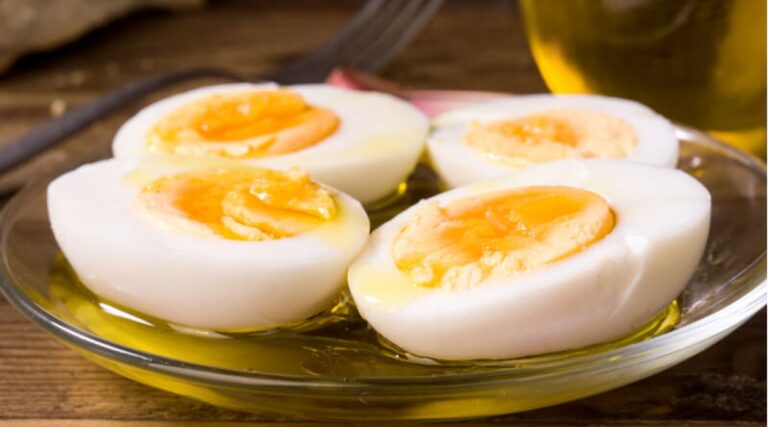 Proč všichni šéfkuchaři přidávají octový vzduch při vaření vajec