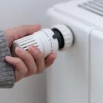 Staré noviny za radiátorem? Ušetřete 30% na topení bez větších úprav