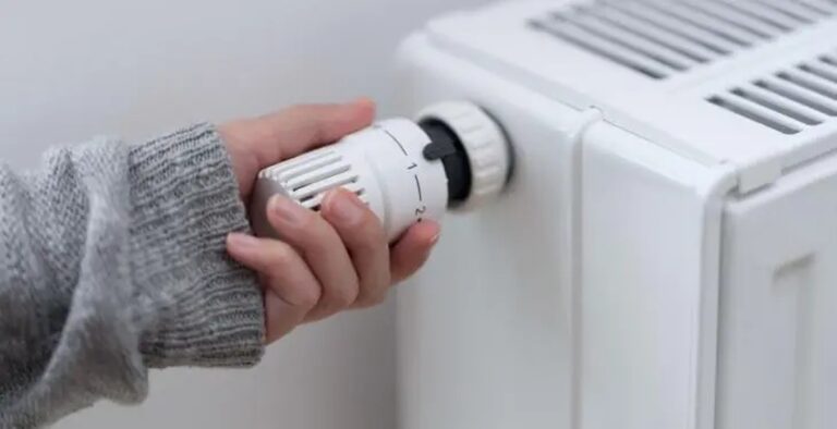 Staré noviny za radiátorem? Ušetřete 30% na topení bez větších úprav