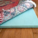 Starý svetr se stane skvělou protiskluzovou podložkou pod koberec