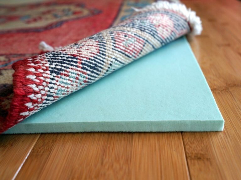 Starý svetr se stane skvělou protiskluzovou podložkou pod koberec