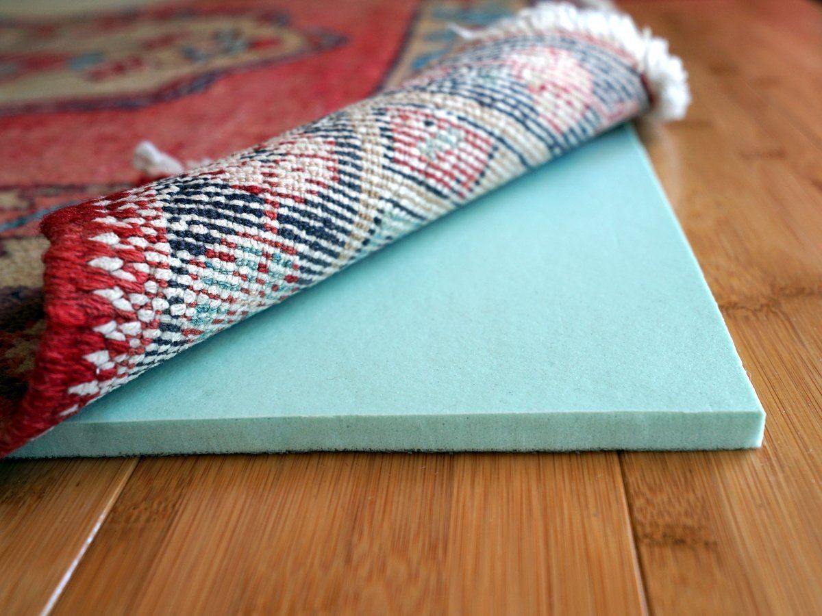 Starý svetr se stane skvělou protiskluzovou podložkou pod koberec