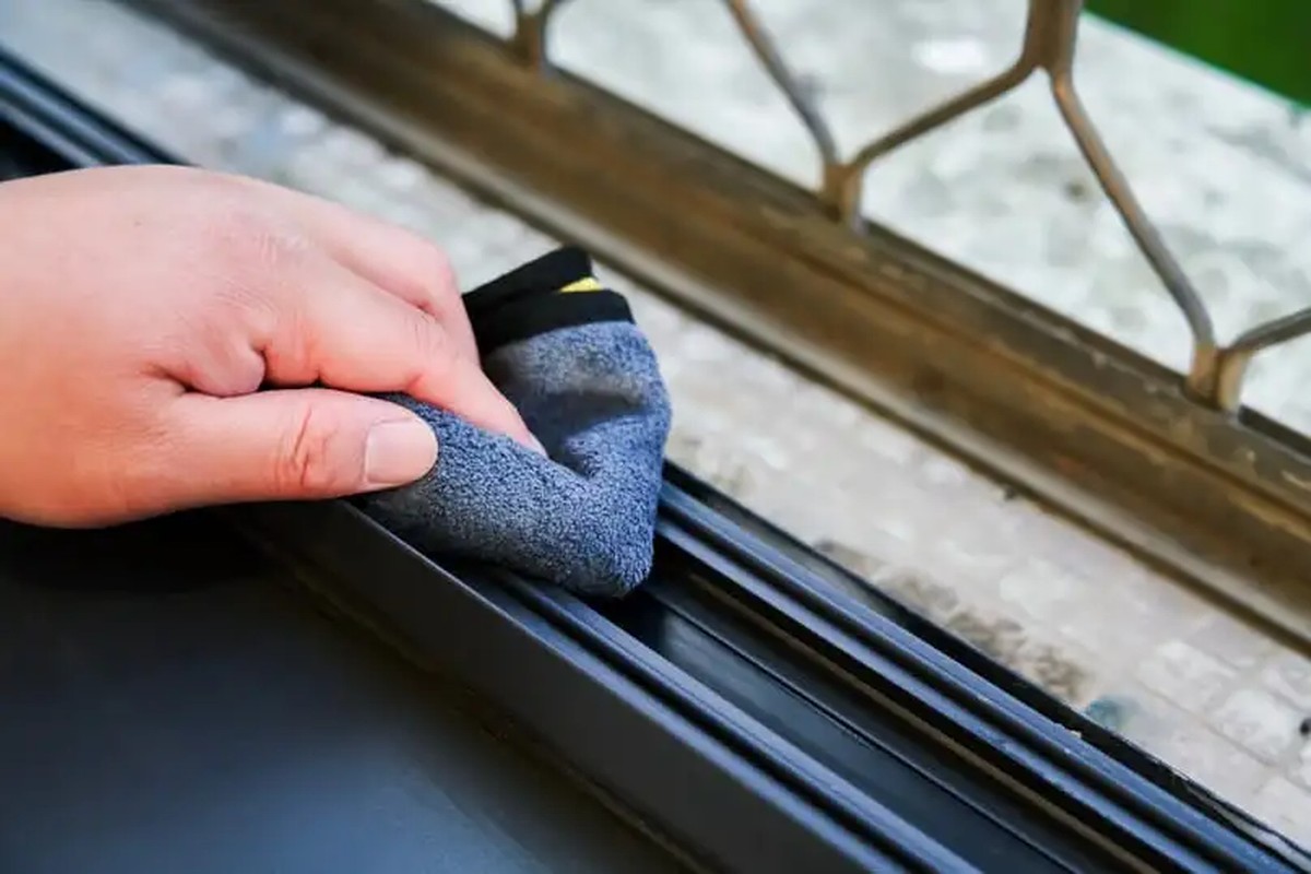 Starý zubní kartáček na drážky okna. Výsledek vás překvapí - image 1