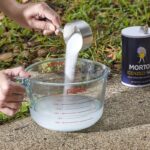 Sůl na trávníku: jednoduchý trik proti nežádoucím rostlinám bez chemie