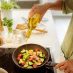 Sůl na záprasku topinky? Vysvětlujeme fyziku, která nefunguje