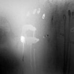 Sůl na zrcadle proti páře: trik, který funguje lépe než odvlhčovače