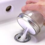 Sůl v umyvadlovém potrubí rozpustí usazeniny bez chemie