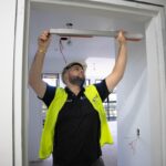 Tesař odhaluje: proč všichni špátkují dveřní rám špatně