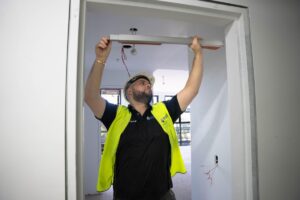 Tesař odhaluje: proč všichni špátkují dveřní rám špatně