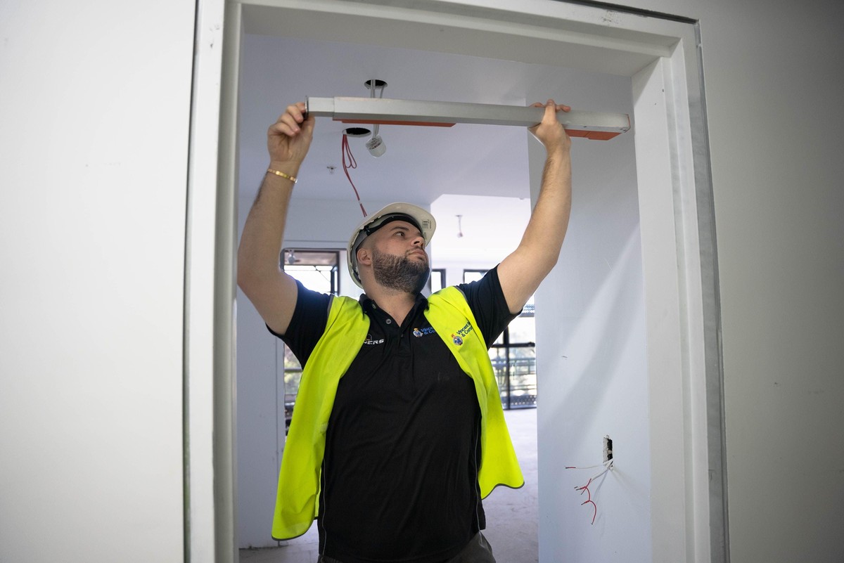 Tesař odhaluje: proč všichni špátkují dveřní rám špatně