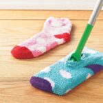 Uporabljte starý ponožku jako nejlepší čistič prachu v domě