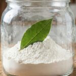 Vložte bobkový list do mouky: 100letý trik proti hmyzu