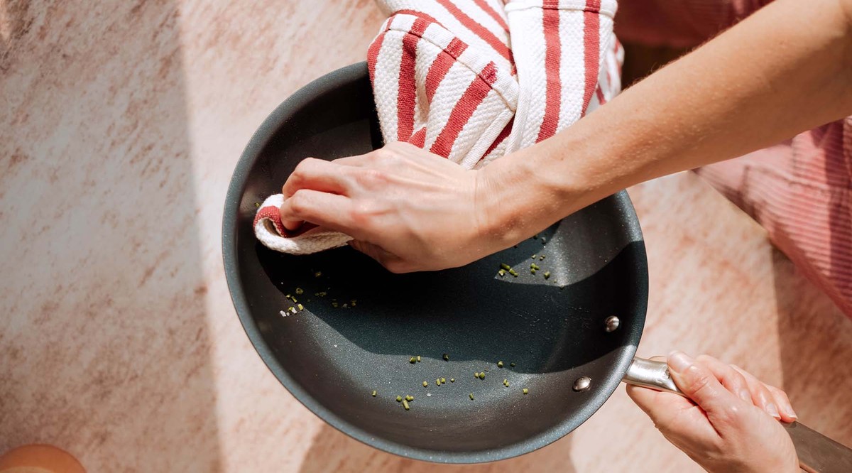 Voda se octem do připáleného hrnce: chemie, která vám ušetří peníze za nové nádobí - image 2