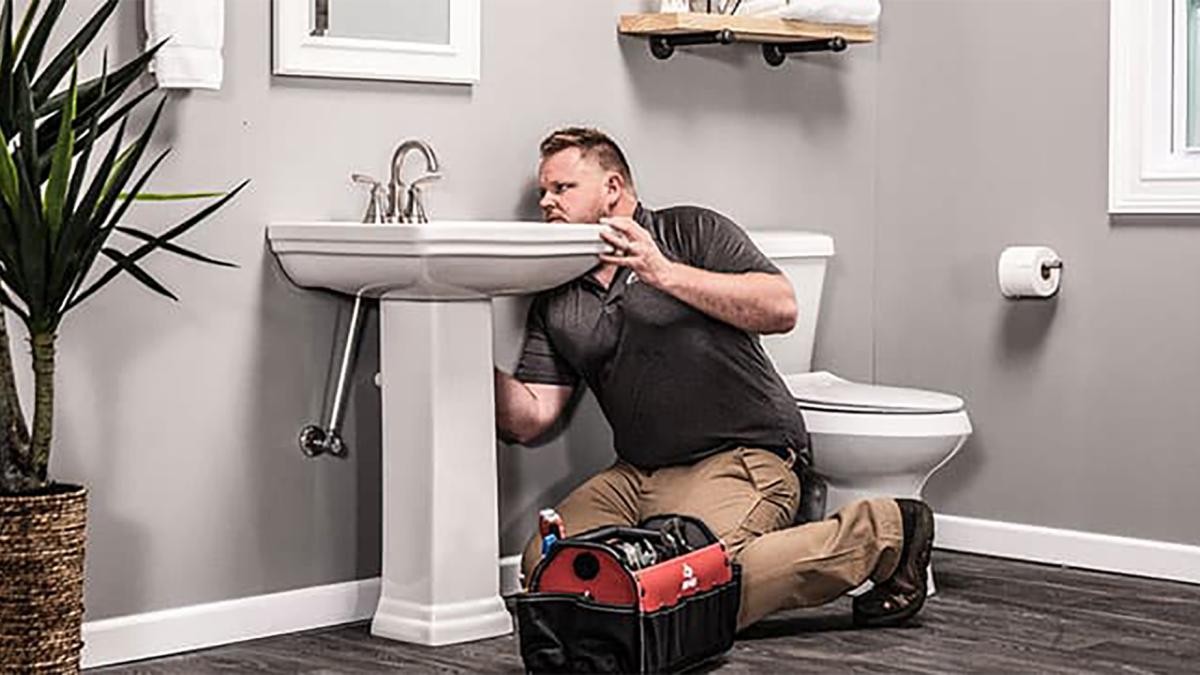 Zubní pasta na zrcadle? Trik, kterým se zbavíte zatékání v koupelně - image 1