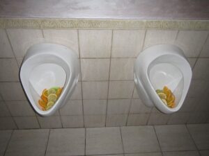 Citrónová slupka v pisoárech: proč to restauratéři dělají každý den