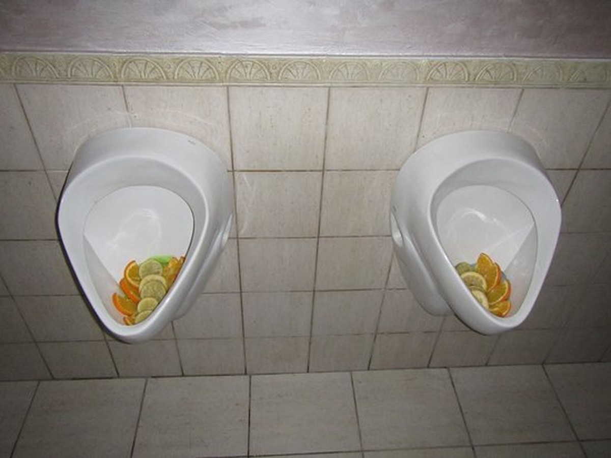 Citrónová slupka v pisoárech: proč to restauratéři dělají každý den