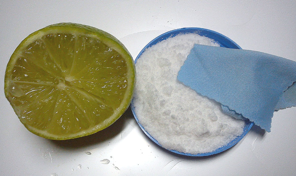 Citronová šťáva na kovu – co dělá lépe než drahé čističe - image 1