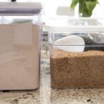 Co kuchyně vždycky dělá s moukou, když nechce aby byla slepice