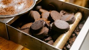 Jak používat použitou kávu proti plísním v koupelně