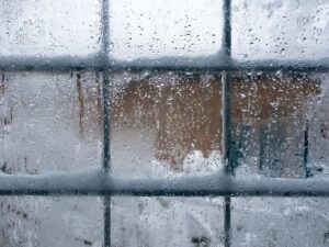 Jedlá soda na těsnicích páskách okna zmrazuje? Vyzkoušejte to nejdřív