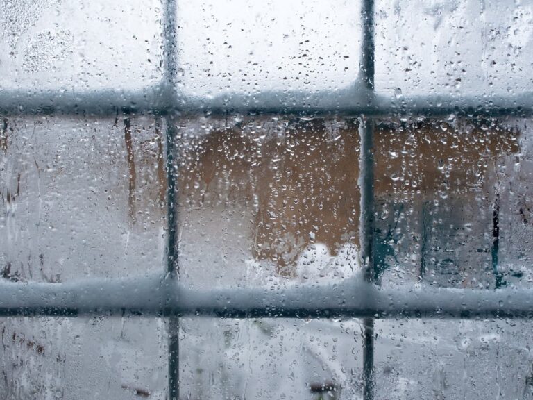 Jedlá soda na těsnicích páskách okna zmrazuje? Vyzkoušejte to nejdřív