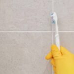 Kartáč na zuby za papírem na stěně? Profesionálové to používají na čištění spár