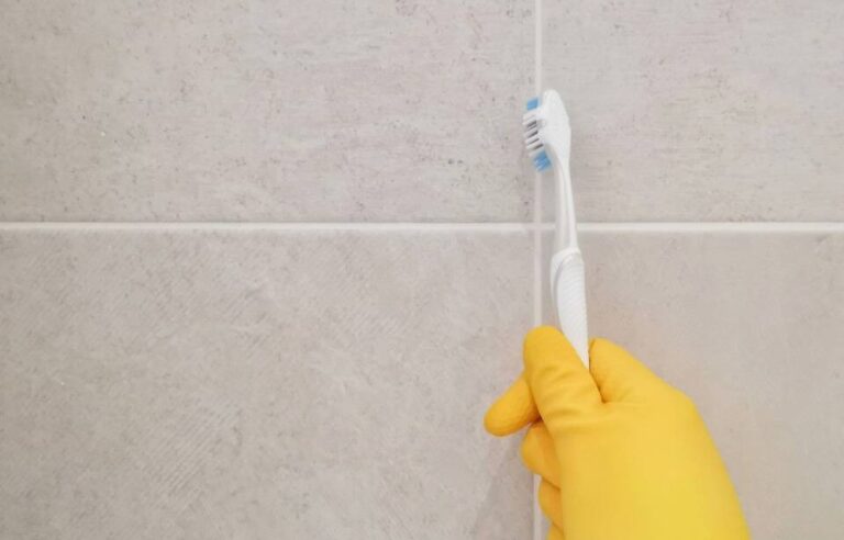 Kartáč na zuby za papírem na stěně? Profesionálové to používají na čištění spár