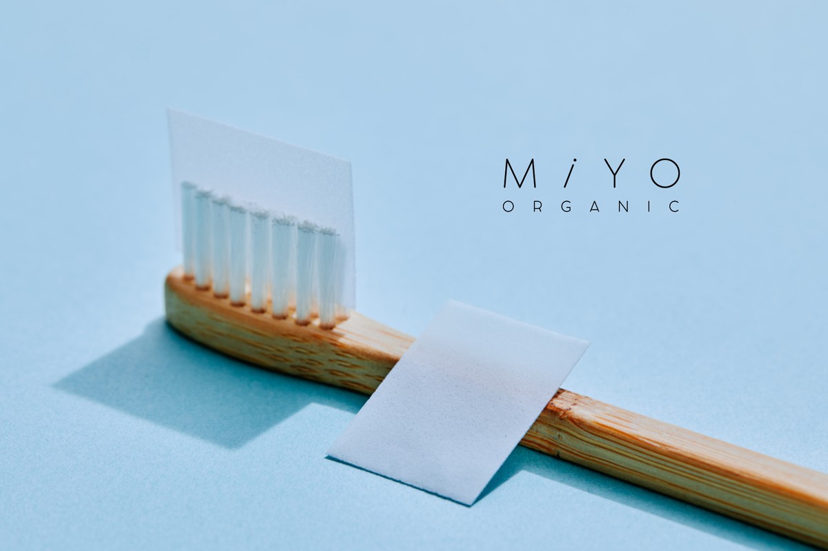 Kartáč na zuby za papírem na stěně? Profesionálové to používají na čištění spár - image 2