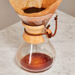 Kávový filtr na okno funguje líp než klimatizace. Proč to všichni skrývají?