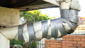 Kobercová páska místo lepidla – jak český tesař zachraňuje květináče