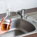 Ocet a sůl v umyvadle? Jak se zbavit enteriéru zapachu za 5 minut