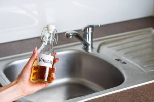 Ocet a sůl v umyvadle? Jak se zbavit enteriéru zapachu za 5 minut