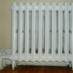 Papírový ručník pod radiátor zvyšuje její výkon o třetinu – zkuste sami