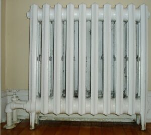 Papírový ručník pod radiátor zvyšuje její výkon o třetinu – zkuste sami