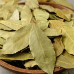 Položte bobkový list do mouky: забытá trika proti molům v kuchyni