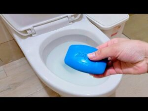 Proč instalaté skrývají kousek mýdla ve splachovací nádrži