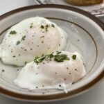 Proč kuchaři vždy přidávají ocet do vroucí vody s vejci