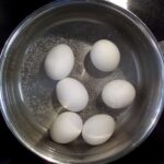 Proč si všichni kuchaři přidávají ocet do vroucí vody na vejce