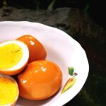 Proč všichni šéfkuchaři přidávají do vody při vaření vajec ocet