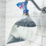 Soda bikarbona na sprchové hlavici: jak se zbavit vodního kamene za pět minut