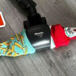 Starý ponožka jako filtr do vysavače: trik, který prodlouží jeho život