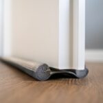 Starý punčoch s pískem: geniální metoda na okenní špáry