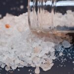 Sůl na zápražích v koupelně: staré řešení, které dnes úplně zapomínáte