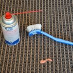 Sůl na zaschlou chewing gum v koberci funguje na první pokus